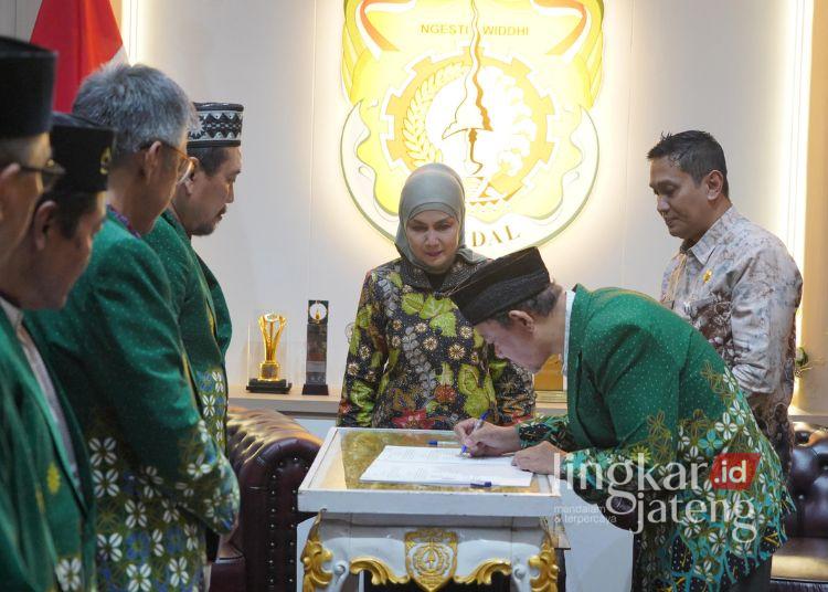 Bupati Kendal, Dyah Kartika Permanasari, dalam agenda penandatanganan Naskah Perjanjian Hibah Daerah (NPHD) bersama Pimpinan Daerah Muhammadiyah (PDM) Kabupaten Kendal Tahun Anggaran 2026 di Ruang Kerja Bupati Kendal, Selasa, 14 Juli 2026. (dok for Lingkarjateng.id)