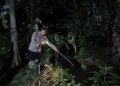 Petugas Polsek Wiradesa mengecek lokasi penemuan balita di kubangan pembuangan air limbah rumah tangga di Desa Karangjati, Kecamatan Wiradesa, Kabupaten Pekalongan, Selasa, 30 Juni 2026. (Polres Pekalongan/Lingkarjateng.id)