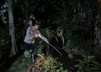 Petugas Polsek Wiradesa mengecek lokasi penemuan balita di kubangan pembuangan air limbah rumah tangga di Desa Karangjati, Kecamatan Wiradesa, Kabupaten Pekalongan, Selasa, 30 Juni 2026. (Polres Pekalongan/Lingkarjateng.id)