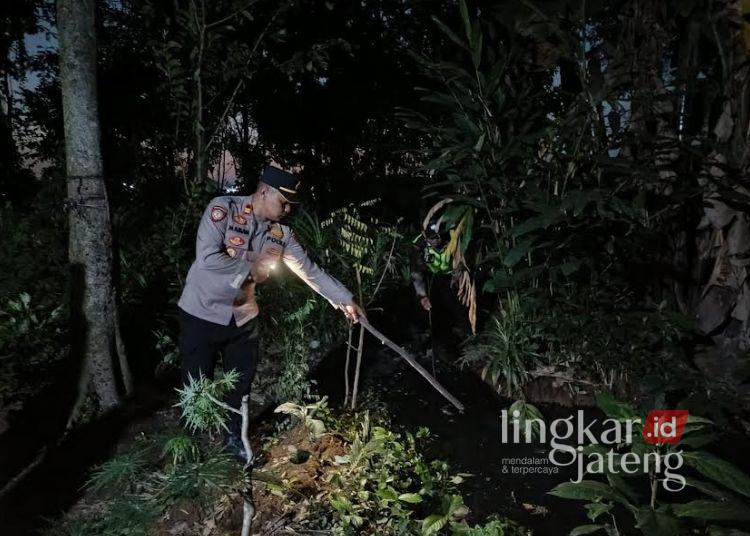 Balita Umur 2 Tahun di Pekalongan Ditemukan Tewas di Tempat Pembuangan Limbah, Begini Kronologinya 25 Petugas Polsek Wiradesa mengecek lokasi penemuan balita di kubangan pembuangan air limbah rumah tangga di Desa Karangjati, Kecamatan Wiradesa, Kabupaten Pekalongan, Selasa, 30 Juni 2026. (Polres Pekalongan/Lingkarjateng.id)