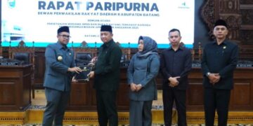 Pemkab Batang bersama DPRD menyetujui Raperda tentang Pertanggungjawaban Pelaksanaan Anggaran Pendapatan dan Belanja Daerah (APBD) Tahun Anggaran 2025 saat Rapat Paripurna di DPRD Batang, Kabupaten Batang pada Kamis, 2 Juli 2026. (dok Diskominfo Batang/Lingkarjateng.id)