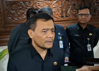 Gubernur Jawa Tengah Ahmad Luthfi memberikan keterangan kepada awak media. (Rizky Syahrul/Lingkarajateng.id)