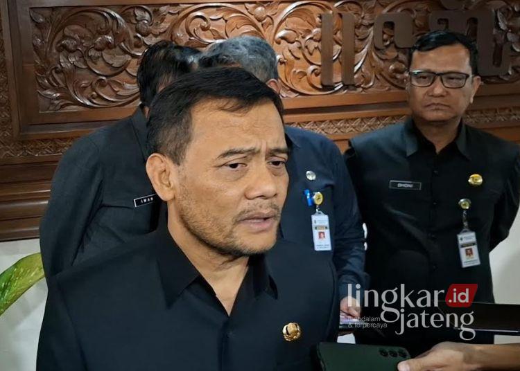 Gubernur Jawa Tengah Ahmad Luthfi memberikan keterangan kepada awak media. (Rizky Syahrul/Lingkarajateng.id)