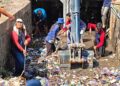 Petugas bersama masyarakat gotong royong membersihkan Saluran Irigasi Sudikampir di Desa Kalipancur, Kecamatan Bojong, Kabupaten Pekalongan pada Rabu, 15 Juli 2026. (Fahri Akbar/Lingkarjateng.id)