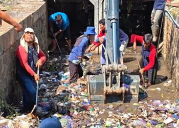 Petugas bersama masyarakat gotong royong membersihkan Saluran Irigasi Sudikampir di Desa Kalipancur, Kecamatan Bojong, Kabupaten Pekalongan pada Rabu, 15 Juli 2026. (Fahri Akbar/Lingkarjateng.id)