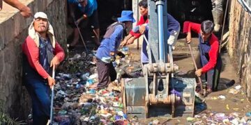 Petugas bersama masyarakat gotong royong membersihkan Saluran Irigasi Sudikampir di Desa Kalipancur, Kecamatan Bojong, Kabupaten Pekalongan pada Rabu, 15 Juli 2026. (Fahri Akbar/Lingkarjateng.id)