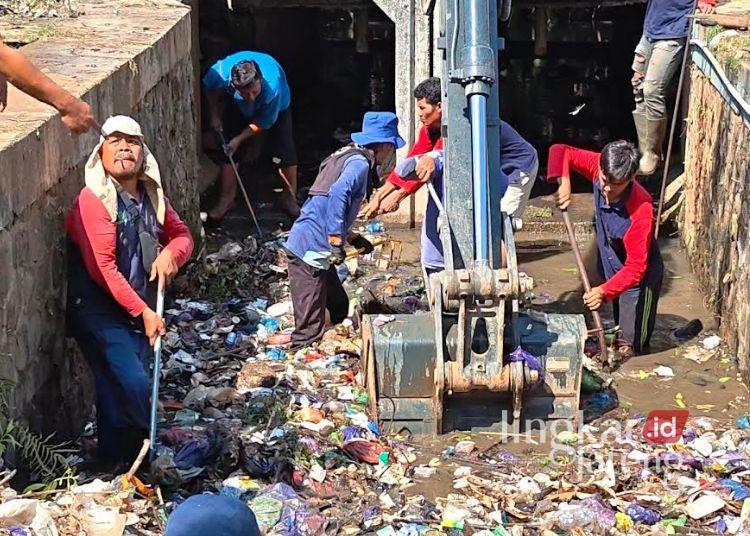 Banyak Sampah dan Sedimentasi, Warga Bersihkan Irigasi Sudikampir Pekalongan 25 Petugas bersama masyarakat gotong royong membersihkan Saluran Irigasi Sudikampir di Desa Kalipancur, Kecamatan Bojong, Kabupaten Pekalongan pada Rabu, 15 Juli 2026. (Fahri Akbar/Lingkarjateng.id)