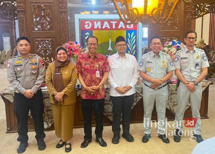 Bupati Batang Dukung Rencana Insentif bagi Wajib Pajak Taat Bayar PKB 25 Bupati Batang M. Faiz KurniawaN saat menerima kunjungan Badan Pendapatan Daerah (Bapenda) Provinsi Jawa Tengah dalam rangka memperkuat sinergi dalam mengoptimalkan penerimaan Pajak Kendaraan Bermotor (PKB) di Ruang Abirawa Bupati Batang, Kabupaten Batang, Selasa, 21 Juli 2026. (Dok. Kominfo Batang/Lingkarjateng.id)