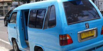 POTRET: Angkot ngetem di Jalan Jenderal Sudirman, Salatiga, belum lama ini. (Angga Rosa/Lingkarjateng.id)