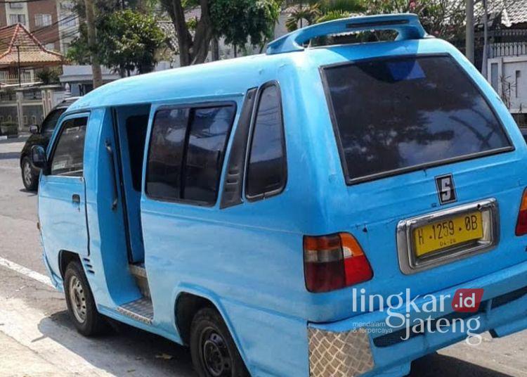 POTRET: Angkot ngetem di Jalan Jenderal Sudirman, Salatiga, belum lama ini. (Angga Rosa/Lingkarjateng.id)