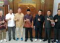 Ketua DPRD Kabupaten Blora Mustopa (tengah) menerima kunjungan kerja rombongan DPRD Provinsi Kaltim di Kantor DPRD Blora pada Senin, 6 Juli 2026. (Eko Wicaksono/Lingkarjateng.id)