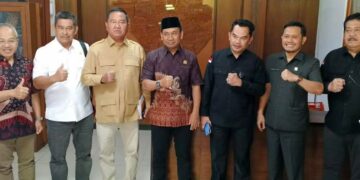 Ketua DPRD Kabupaten Blora Mustopa (tengah) menerima kunjungan kerja rombongan DPRD Provinsi Kaltim di Kantor DPRD Blora pada Senin, 6 Juli 2026. (Eko Wicaksono/Lingkarjateng.id)
