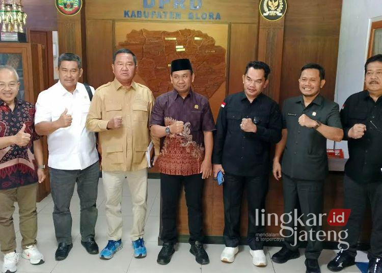 Blora Jadi Sasaran DPRD Kaltim Studi Tiru Legalitas Sumur Minyak Rakyat 25 Ketua DPRD Kabupaten Blora Mustopa (tengah) menerima kunjungan kerja rombongan DPRD Provinsi Kaltim di Kantor DPRD Blora pada Senin, 6 Juli 2026. (Eko Wicaksono/Lingkarjateng.id)