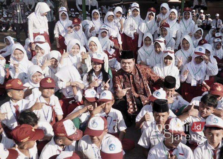 Bupati Jepara, Witiarso Utomo, membaur bersama peserta didik baru SMP Negeri 1 Mlonggo pada Selasa, 14 Juli 2026. (Tomi Budianto/Lingkarjateng.id)