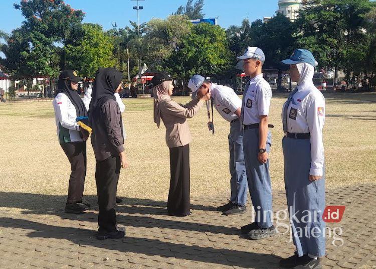 Bupati Kendal, Dyah Kartika Permanasari, membuka Pendidikan dan Pelatihan (Pusdiklat) Calon Pasukan Pengibar Bendera Pusaka di alun-alun kota setempat pada Jumat, 24 Juli 2026. (Anik Kustiani/Lingkarjateng.id)