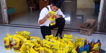 Petugas Bulog cek MinyaKita berbau solar di Desa Pilangsari, Kecamatan Sayung, Kabupaten Demak baru-baru ini. (Burhanuddin Aslam/Lingkarjateng.id)