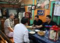 Bupati Blora Gunakan Diplomasi Kuliner Kenalkan Potensi Daerah ke Pejabat Pusat 31 Bupati Blora, Arief Rohman, menjamu tamu dari pemerintah pusat di warung Lontong Opor Pak Pangat Ngloram di Kecamatan Cepu, Kabupaten Blora, baru-baru ini. (Humas Pemkab Blora/Lingkarjateng.id)
