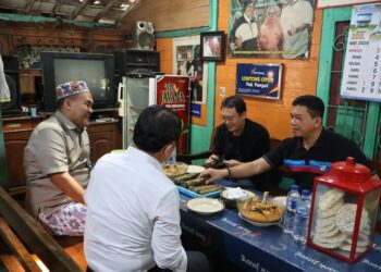 Bupati Blora, Arief Rohman, menjamu tamu dari pemerintah pusat di warung Lontong Opor Pak Pangat Ngloram di Kecamatan Cepu, Kabupaten Blora, baru-baru ini. (Humas Pemkab Blora/Lingkarjateng.id)