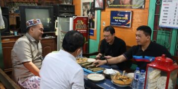 Bupati Blora Gunakan Diplomasi Kuliner Kenalkan Potensi Daerah ke Pejabat Pusat 10 Bupati Blora, Arief Rohman, menjamu tamu dari pemerintah pusat di warung Lontong Opor Pak Pangat Ngloram di Kecamatan Cepu, Kabupaten Blora, baru-baru ini. (Humas Pemkab Blora/Lingkarjateng.id)