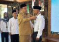 Buka Seleksi Magang Jepang, Bupati Blora Minta Program Diperluas ke Korsel 34 Bupati Blora, Arief Rohman, memberikan kartu peserta dalam pembukaan program seleksi nasional magang ke Jepang di Pendopo Kabupaten Blora, Senin, 20 Juli 2026. (Humas Pemkab Blora/Lingkarjateng.id)