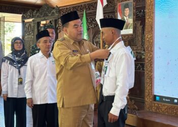Bupati Blora, Arief Rohman, memberikan kartu peserta dalam pembukaan program seleksi nasional magang ke Jepang di Pendopo Kabupaten Blora, Senin, 20 Juli 2026. (Humas Pemkab Blora/Lingkarjateng.id)