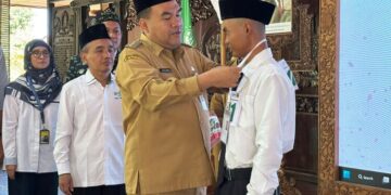 Buka Seleksi Magang Jepang, Bupati Blora Minta Program Diperluas ke Korsel 10 Bupati Blora, Arief Rohman, memberikan kartu peserta dalam pembukaan program seleksi nasional magang ke Jepang di Pendopo Kabupaten Blora, Senin, 20 Juli 2026. (Humas Pemkab Blora/Lingkarjateng.id)