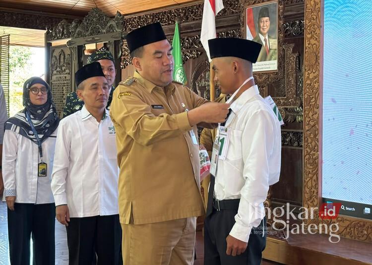 Buka Seleksi Magang Jepang, Bupati Blora Minta Program Diperluas ke Korsel 25 Bupati Blora, Arief Rohman, memberikan kartu peserta dalam pembukaan program seleksi nasional magang ke Jepang di Pendopo Kabupaten Blora, Senin, 20 Juli 2026. (Humas Pemkab Blora/Lingkarjateng.id)