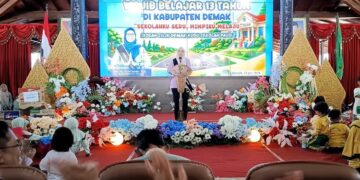 Bupati Demak, Eisti’anah, saat menghadiri Gebyar PAUD Kabupaten Demak 2026 dalam rangka peringatan Hari Anak Nasional ke-42 di Pendopo Kabupaten Demak, Kamis, 23 Juli 2026. (M. Burhanuddin Aslam/Lingkarjateng.id)