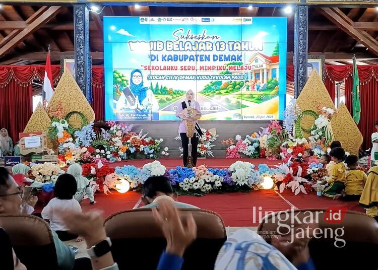 Hari Anak Nasional, Bupati Demak Ajak Masyarakat Sukseskan Wajib Belajar 13 Tahun 25 Bupati Demak, Eisti’anah, saat menghadiri Gebyar PAUD Kabupaten Demak 2026 dalam rangka peringatan Hari Anak Nasional ke-42 di Pendopo Kabupaten Demak, Kamis, 23 Juli 2026. (M. Burhanuddin Aslam/Lingkarjateng.id)