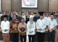 Bupati Eisti'anah Ajak Masyarakat Lestarikan Sejarah dan Warisan Kasultanan Demak 31 Bupati Demak, Eisti'anah, berfoto bersama peserta kegiatan Bedah Buku Sejarah Kasultanan Demak yang digelar di Demak, Rabu, 8 Juli 2026. (M. Burhanuddin Aslam/Lingkarjateng.id)