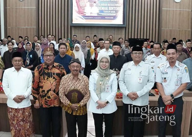 Bupati Demak, Eisti'anah, berfoto bersama peserta kegiatan Bedah Buku Sejarah Kasultanan Demak yang digelar di Demak, Rabu, 8 Juli 2026. (M. Burhanuddin Aslam/Lingkarjateng.id)