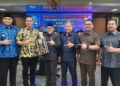 Bupati Jepara Witiarso Utomo didampingi Wakil Bupati M. Ibnu Hajar menyerahkan dokumen rancangan KUA-PPAS 2027 kepada pimpinan DPRD Jepara usai rapat paripurna di gedung dewan setempat, Kamis, 16 Juli 2026. (Tomi Budianto/Lingkarjateng.id)