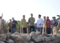 Bupati Jepara, Witiarso Utomo, saat meninjau lokasi penemuan situs yang diduga peninggalan Ratu Kalinyamat di Desa Kriyan, Kecamatan Kalinyamatan, Kabupaten Jepara, Kamis, 16 Juli 2026. (Tomi Budianto/Lingkarjateng.id)