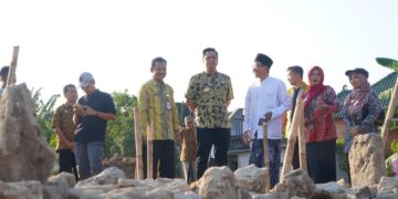 Bupati Jepara, Witiarso Utomo, saat meninjau lokasi penemuan situs yang diduga peninggalan Ratu Kalinyamat di Desa Kriyan, Kecamatan Kalinyamatan, Kabupaten Jepara, Kamis, 16 Juli 2026. (Tomi Budianto/Lingkarjateng.id)