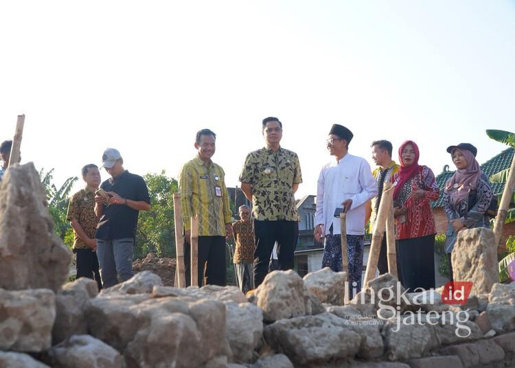 Diduga Peninggalan Ratu Kalinyamat, Bupati Jepara Siap Dukung Pelestarian Situs Kriyan 25 Bupati Jepara, Witiarso Utomo, saat meninjau lokasi penemuan situs yang diduga peninggalan Ratu Kalinyamat di Desa Kriyan, Kecamatan Kalinyamatan, Kabupaten Jepara, Kamis, 16 Juli 2026. (Tomi Budianto/Lingkarjateng.id)