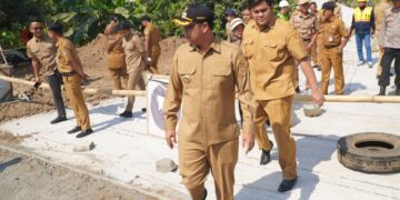 Pastikan Proyek Sesuai Standar, Bupati Jepara Cek Pembangunan Tiga Ruas Jalan Strategis 10 Bupati Jepara Witiarso Utomo bersama Wakil Bupati M. Ibnu Hajar meninjau salah satu proyek pembangunan jalan strategis di Kabupaten Jepara, Senin, 20 Juli 2026. (Tomi Budianto/Lingkarjateng.id)