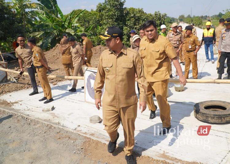 Pastikan Proyek Sesuai Standar, Bupati Jepara Cek Pembangunan Tiga Ruas Jalan Strategis 25 Bupati Jepara Witiarso Utomo bersama Wakil Bupati M. Ibnu Hajar meninjau salah satu proyek pembangunan jalan strategis di Kabupaten Jepara, Senin, 20 Juli 2026. (Tomi Budianto/Lingkarjateng.id)