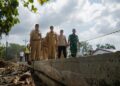 Tinjau Pembangunan Jalan Perbatasan, Bupati Jepara Optimis Proyek Rampung Sesuai Target 33 Bupati Jepara Witiarso Utomo bersama Wakil Bupati M. Ibnu Hajar dan jajaran Forkopimda saat meninjau pembangunan jalan di kawasan perbatasan Jepara-Kudus, pada Senin, 6 Juli 2026. (Tomi Budianto/Lingkarjateng.id)