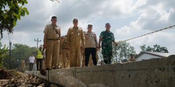 Tinjau Pembangunan Jalan Perbatasan, Bupati Jepara Optimis Proyek Rampung Sesuai Target 11 Bupati Jepara Witiarso Utomo bersama Wakil Bupati M. Ibnu Hajar dan jajaran Forkopimda saat meninjau pembangunan jalan di kawasan perbatasan Jepara-Kudus, pada Senin, 6 Juli 2026. (Tomi Budianto/Lingkarjateng.id)