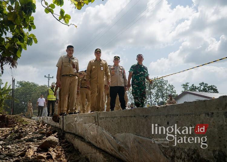 Tinjau Pembangunan Jalan Perbatasan, Bupati Jepara Optimis Proyek Rampung Sesuai Target 25 Bupati Jepara Witiarso Utomo bersama Wakil Bupati M. Ibnu Hajar dan jajaran Forkopimda saat meninjau pembangunan jalan di kawasan perbatasan Jepara-Kudus, pada Senin, 6 Juli 2026. (Tomi Budianto/Lingkarjateng.id)
