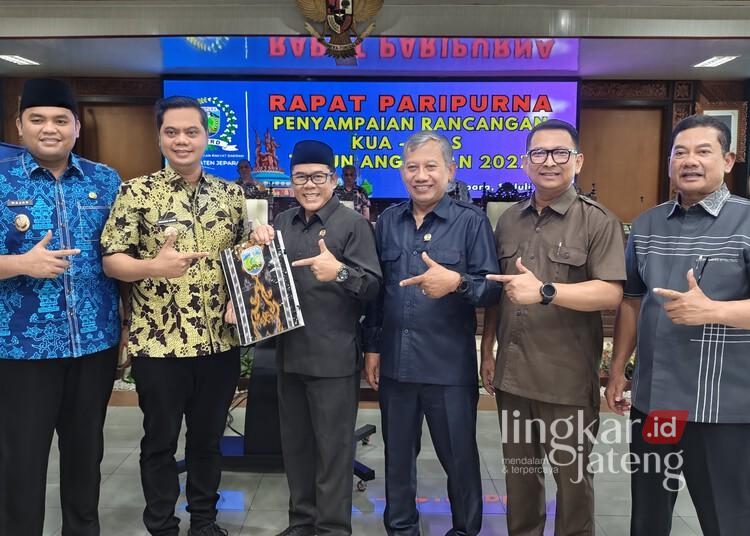 KUA-PPAS Jepara 2027 Diproyeksikan Rp2,5 T, Bupati Wiwit: Pembangunan Infrastruktur Prioritas 25 Bupati Jepara Witiarso Utomo didampingi Wakil Bupati M. Ibnu Hajar menyerahkan dokumen rancangan KUA-PPAS 2027 kepada pimpinan DPRD Jepara usai rapat paripurna di gedung dewan setempat, Kamis, 16 Juli 2026. (Tomi Budianto/Lingkarjateng.id)