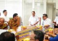 Bupati Jepara, Witiarso Utomo, mendampingi Penasihat Khusus Presiden Bidang Ketenagakerjaan dan Kesejahteraan Buruh, Said Iqbal, saat kunjungan ke PT Samwon Busana Indonesia, Desa Damarjati, Kecamatan Kalinyamatan, Kabupaten Jepara, Senin, 27 Juli 2026. (Humas Pemkab Jepara/Lingkarjateng.id)