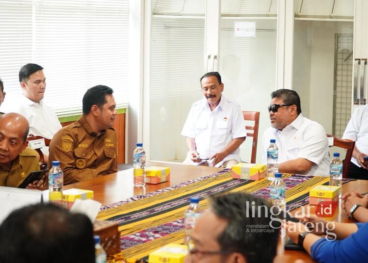 Bupati Jepara, Witiarso Utomo, mendampingi Penasihat Khusus Presiden Bidang Ketenagakerjaan dan Kesejahteraan Buruh, Said Iqbal, saat kunjungan ke PT Samwon Busana Indonesia, Desa Damarjati, Kecamatan Kalinyamatan, Kabupaten Jepara, Senin, 27 Juli 2026. (Humas Pemkab Jepara/Lingkarjateng.id)