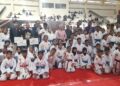 Bupati Kendal, Dyah Kartika Permanasari, berfoto bersama para atlet karate yang mengikuti ajang Kendal Open Karate Championship Piala Bupati Kendal 2026 yang digelar di GOR Baru Kompleks Stadion Kebondalem Kendal, Sabtu, 25 Juli 2026. (Anik Kustiani/Lingkarjateng.id)