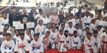Bupati Kendal, Dyah Kartika Permanasari, berfoto bersama para atlet karate yang mengikuti ajang Kendal Open Karate Championship Piala Bupati Kendal 2026 yang digelar di GOR Baru Kompleks Stadion Kebondalem Kendal, Sabtu, 25 Juli 2026. (Anik Kustiani/Lingkarjateng.id)
