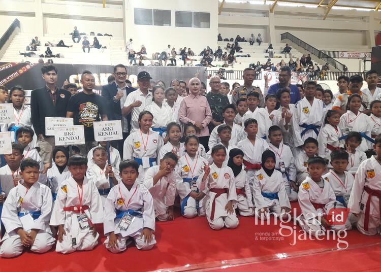 Bupati Kendal, Dyah Kartika Permanasari, berfoto bersama para atlet karate yang mengikuti ajang Kendal Open Karate Championship Piala Bupati Kendal 2026 yang digelar di GOR Baru Kompleks Stadion Kebondalem Kendal, Sabtu, 25 Juli 2026. (Anik Kustiani/Lingkarjateng.id)