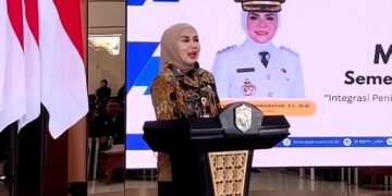 Bupati Kendal, Dyah Kartika Permanasari, memberi sambutan saat menerima mahasiswa KKN USM di Pendopo Tumenggung Bahurekso Setda Kendal, Selasa, 7 Juli 2026. (Lingkarjateng.id)