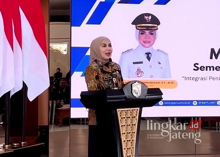Bupati Kendal Sambut 824 Mahasiswa KKN USM, Dorong Pengabdian untuk Pembangunan Desa 25 Bupati Kendal, Dyah Kartika Permanasari, memberi sambutan saat menerima mahasiswa KKN USM di Pendopo Tumenggung Bahurekso Setda Kendal, Selasa, 7 Juli 2026. (Lingkarjateng.id)