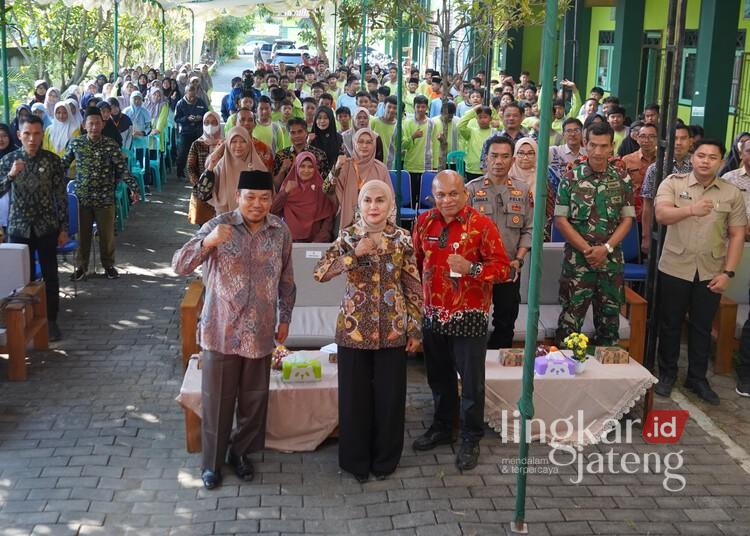 Perangi Stunting, Bupati Kendal Luncurkan Gerakan Aksi Bergizi Serentak di Ratusan Sekolah 25 Bupati Kendal, Dyah Kartika Permanasari, saat menghadiri peluncuran program GABS di SMP IT Robbani Kendal, Kamis, 16 Juli 2026. (Anik Kustiani/Lingkarjateng.id)