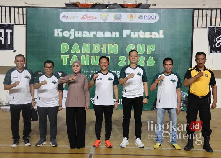 Buka Dandim Cup 2026, Bupati Kendal Harap Lahir Atlet Futsal Berprestasi 25 Bupati Kendal, Dyah Kartika Permanasari, menghadiri pembukaan Kejuaraan Futsal Dandim Cup 2026 di GOR Kendal Sport Center, Jumat, 17 Juli 2026. (Anik Kustiani/Lingkarjateng.id)